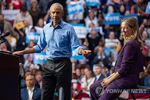 오바마, 트럼프 저격…"매일 무법·광기 쏟아내"