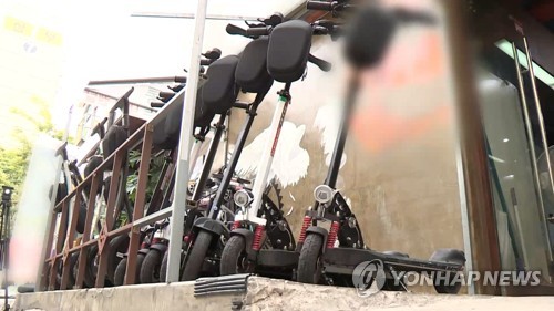 전동킥보드 타다 버스서 내리던 행인 '쾅'...40대에 벌금형