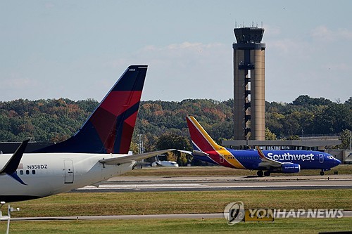 미 셧다운 장기화에 관제사 부족 심화…항공기 지연·취소