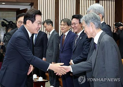 이 대통령 "대법원장 등 지원해주셔서 성과"…조희대 "예, 예"