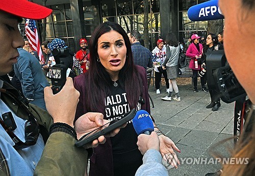 기성언론 빠지니 극우 인플루언서 진입…로라 루머, <em class='find'온라인카지노 굿모닝</em 출입 등록