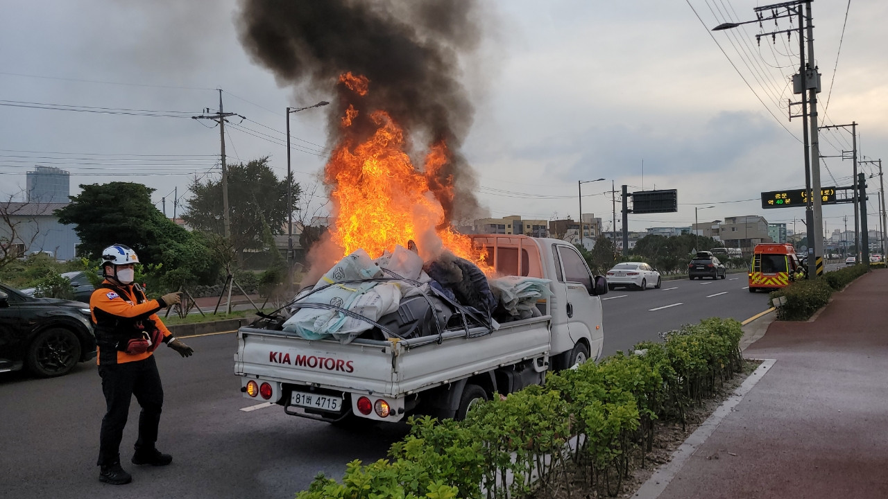 제주시 도두 1톤 트럭 화재…운전자 경미 화상