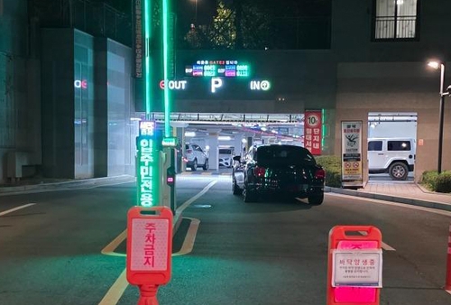 '우회하라' 안내에 뿔난 벤틀리 차주, 아파트 입구 3시간 막았다