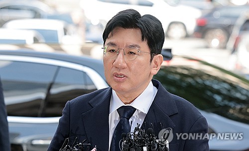 방시혁 13시간 동안 3차 조사받고 귀가…질문엔 '묵묵부답'