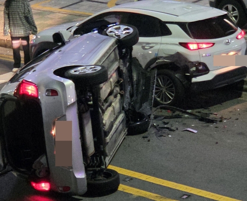 창원서 '면허취소 수준' 만취 승용차, 정차한 SUV 충돌