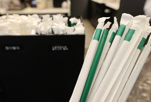 "눅눅해진다" 불만에…7년 만에 돌아온 해외 온라인카지노 벳위즈 플라스틱 빨대