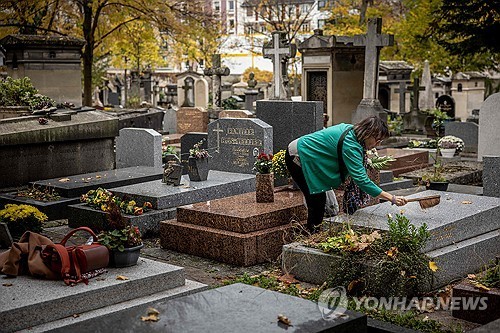 파리시의 기발한 공동묘지 관리안…방치 묘지 보수한 시민에 안장 기회