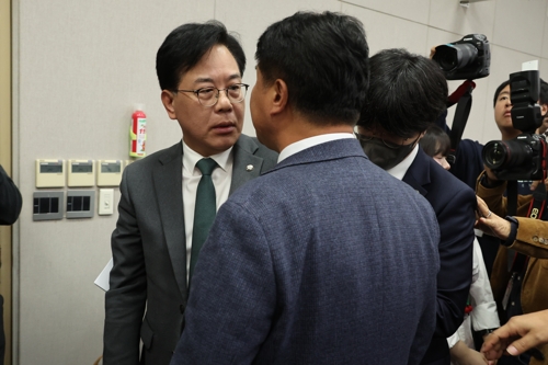 민주 이기헌, '배치기' 논란에 유감 표명…"엄중히 온라인카지노 라이센스 벳위즈 임할 것"