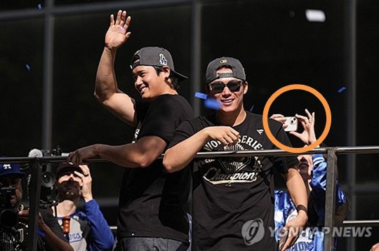 '1조 사나이' 온라인카지노 불법 벳무브 아내, '구형 <em class='find'아이폰</em' 포착…검소한 성품 또 화제