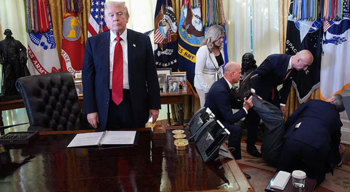 백악관 발표 중 온라인카지노 커뮤니티 벳무브 뒤에서 <em class='find'온라인카지노 커뮤니티 벳무브</em 임원 '쿵'…생중계 중단