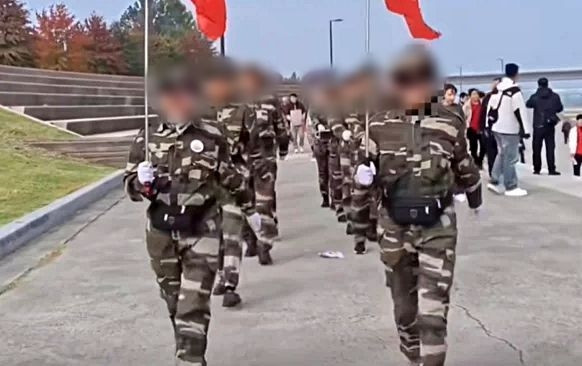 '군복 차림' 중국인들 한강공원서 걷기 대회…"제식 훈련인가" 깜짝