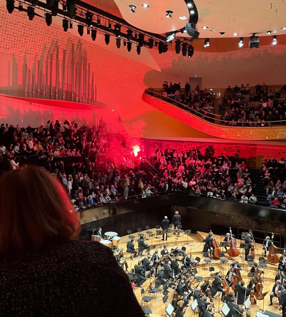 파리서 오케스트라 공연 중 터진 연막탄…"이스라엘 지휘자 나가라"