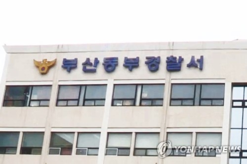 지인이 아버지 폭행하는 사이 금품 훔친 아들...2명 구속 송치