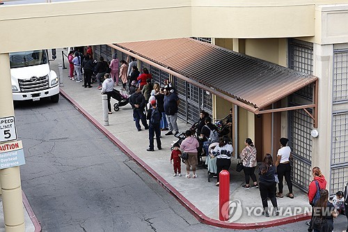미 대법원, '저소득층 식비지원금 전액 지급' 제동…셧다운 후폭풍
