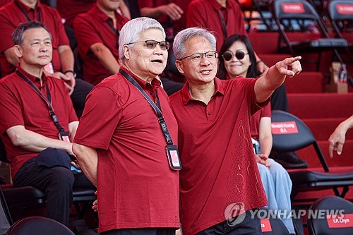 엔비디아 블랙웰 수요 급증…"젠슨 황, TSMC에 웨이퍼 추가 주문"