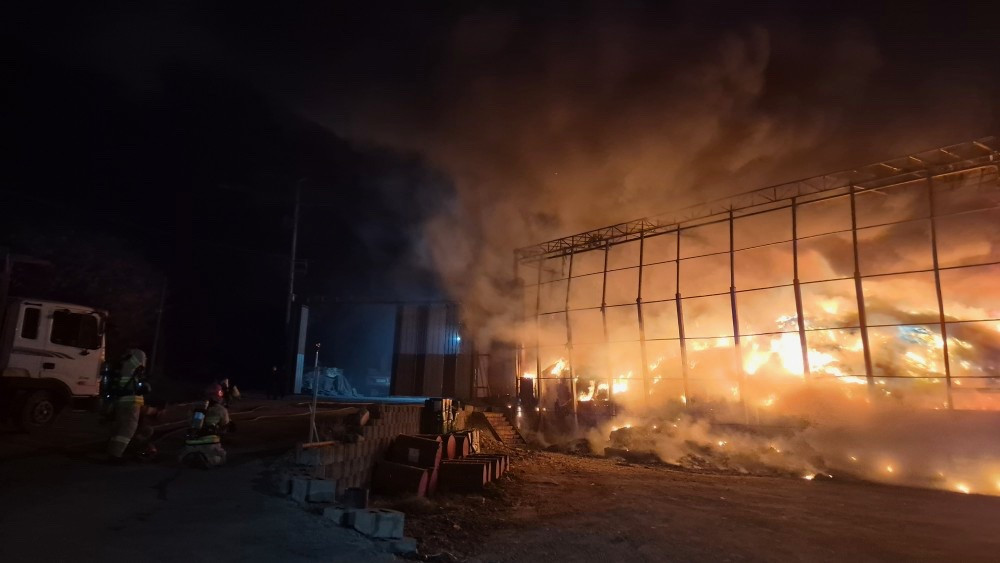 천안 폐기물 처리 공장 야적장에서 불…인명피해 없어