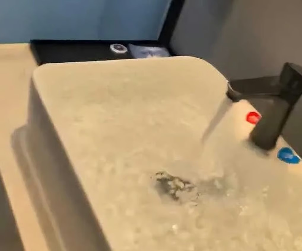 환불 거절에 밤새 욕실 물 틀어…<em class='find'온라인카지노 경찰 벳무브</em 호텔서 난데없는 '물난리'