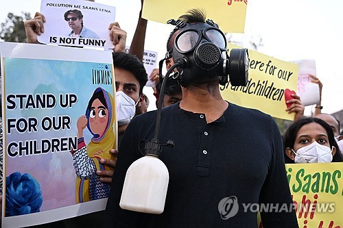 최악 대기질 뉴델리 시민 마스크 쓰고 거리로…"숨쉬기가 그립다"