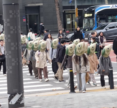 "AI 합성인가?"…대치동 한복판에 등장한 '잉어 떼' 정체는