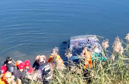 중랑천으로 테슬라 추락 2명 경상…"문 안열려"