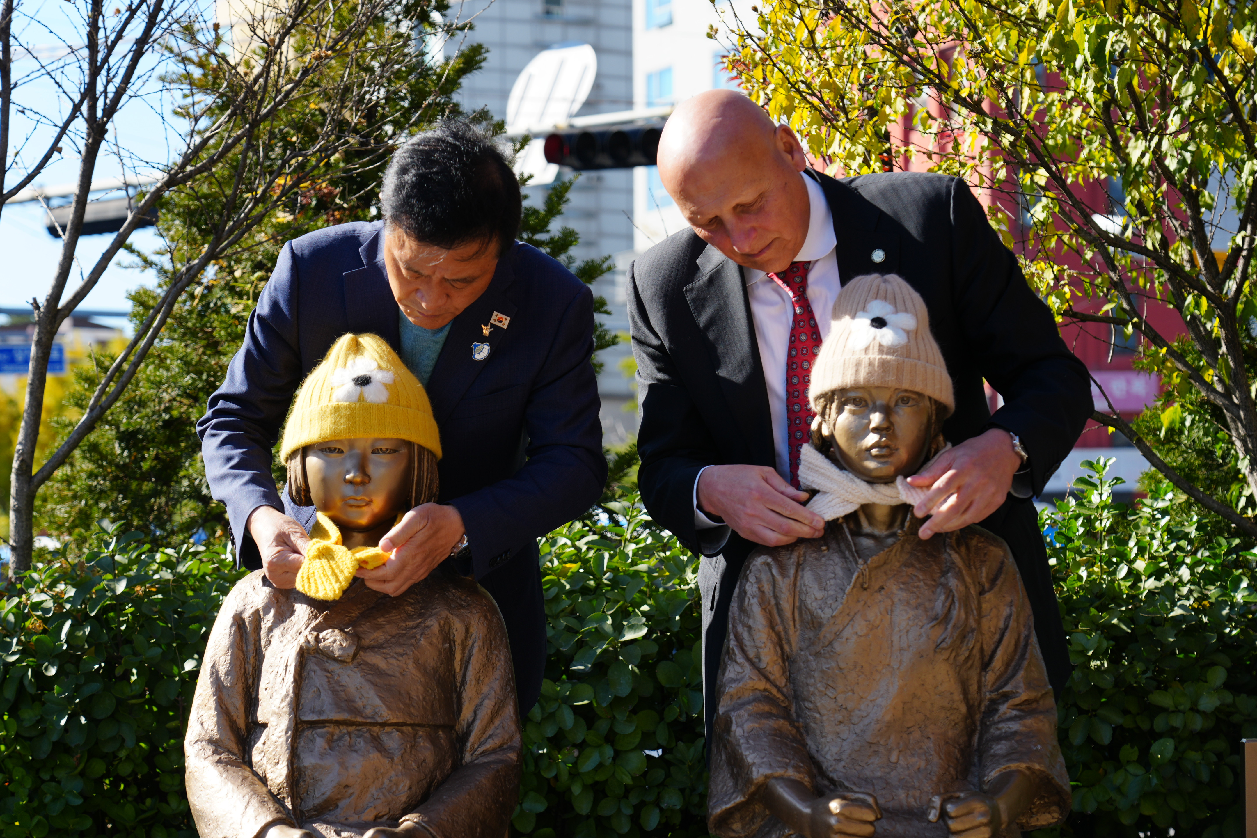 '해외 첫 소녀상 건립' 미국 글렌데일 시장, 성카지노 바카라 소녀상 방문