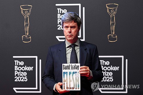 영국 부커상에 솔로이 '플레시'…한국계 수전 최 불발