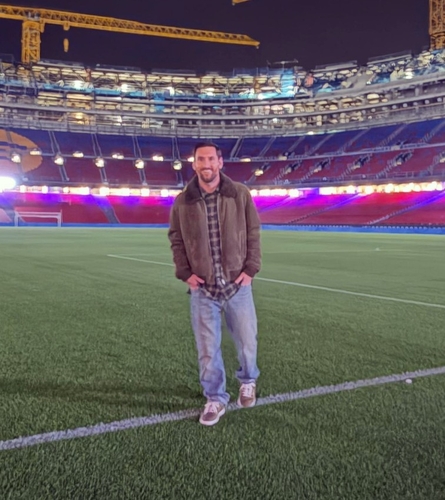 '캄노우' 기습 방문한 메시…