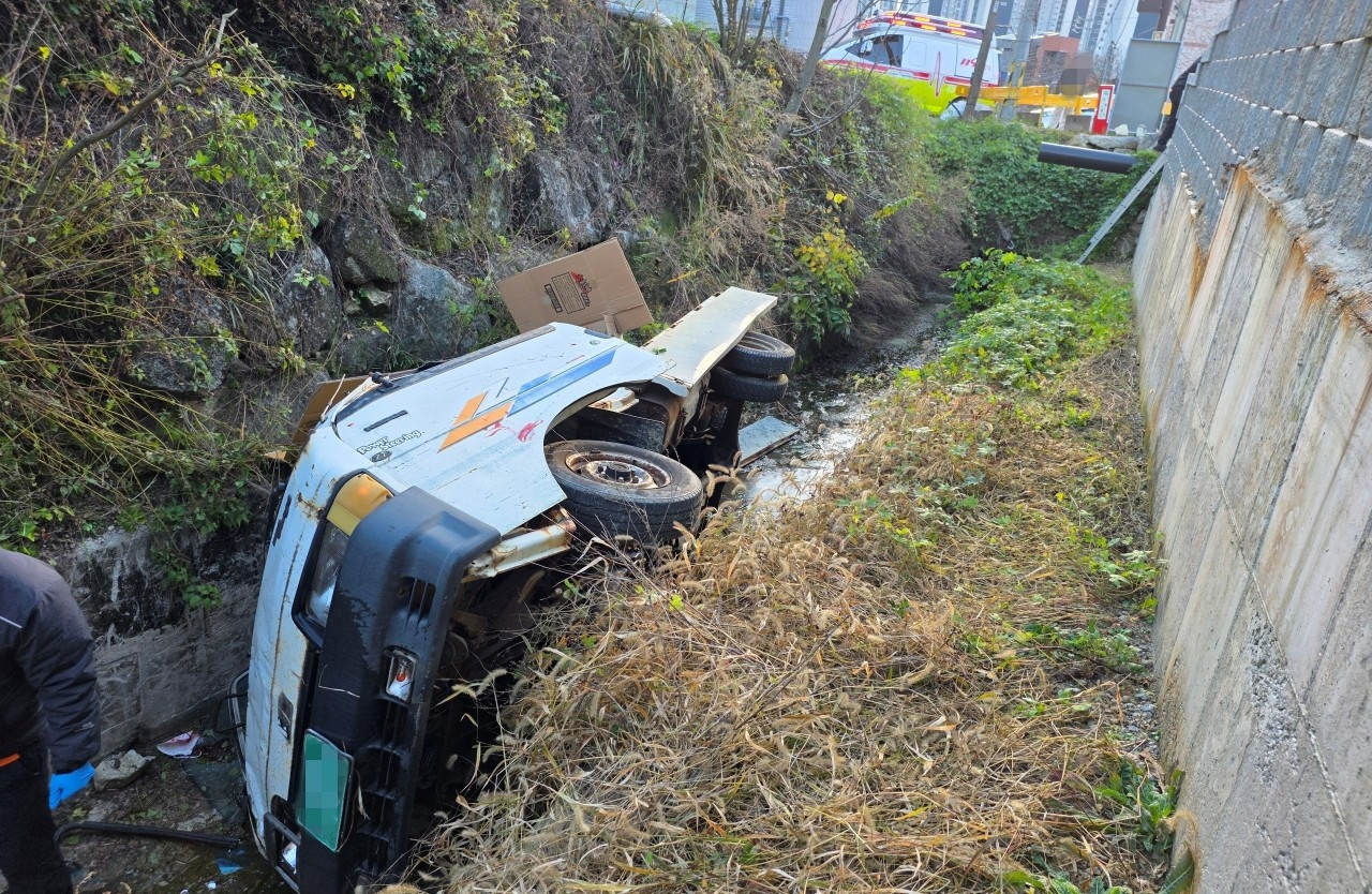 대전온라인카지노 벌금 벳무브 3m 깊이 개울에 화물차 추락…60대 숨져