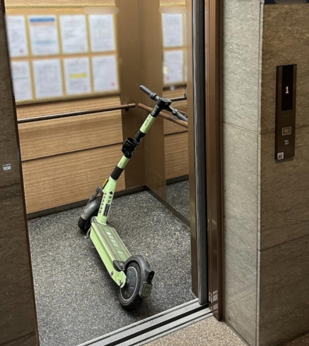 엘리베이터 안에 덩그러니…공유 킥보드 '<em class='find'민폐</em 주차' 어디까지
