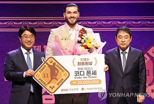 미국행 미룬 폰세, 부산서 '제12회 카지노사이트추천' 수상