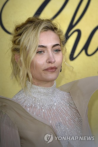 마이클 잭슨 딸 "마약이 삶 망쳐…코에 구멍 뚫려"