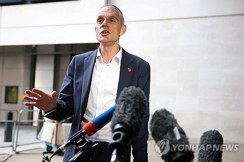 물러나는 BBC 사장 "언론 자유 핍박…저널리즘 위해 일어서야 할 때"