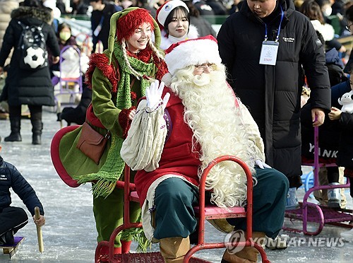 "얘들아, 산타 가짜야" 교사 말에 학부모 분노…스코틀랜드 시의회까지 나서