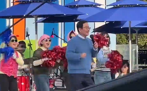 '<em class='find'전국노래자랑</em' 구청장 해외 온라인카지노 순위서 춤춘 여성 공무원들…성인지 감수성 부족 지적