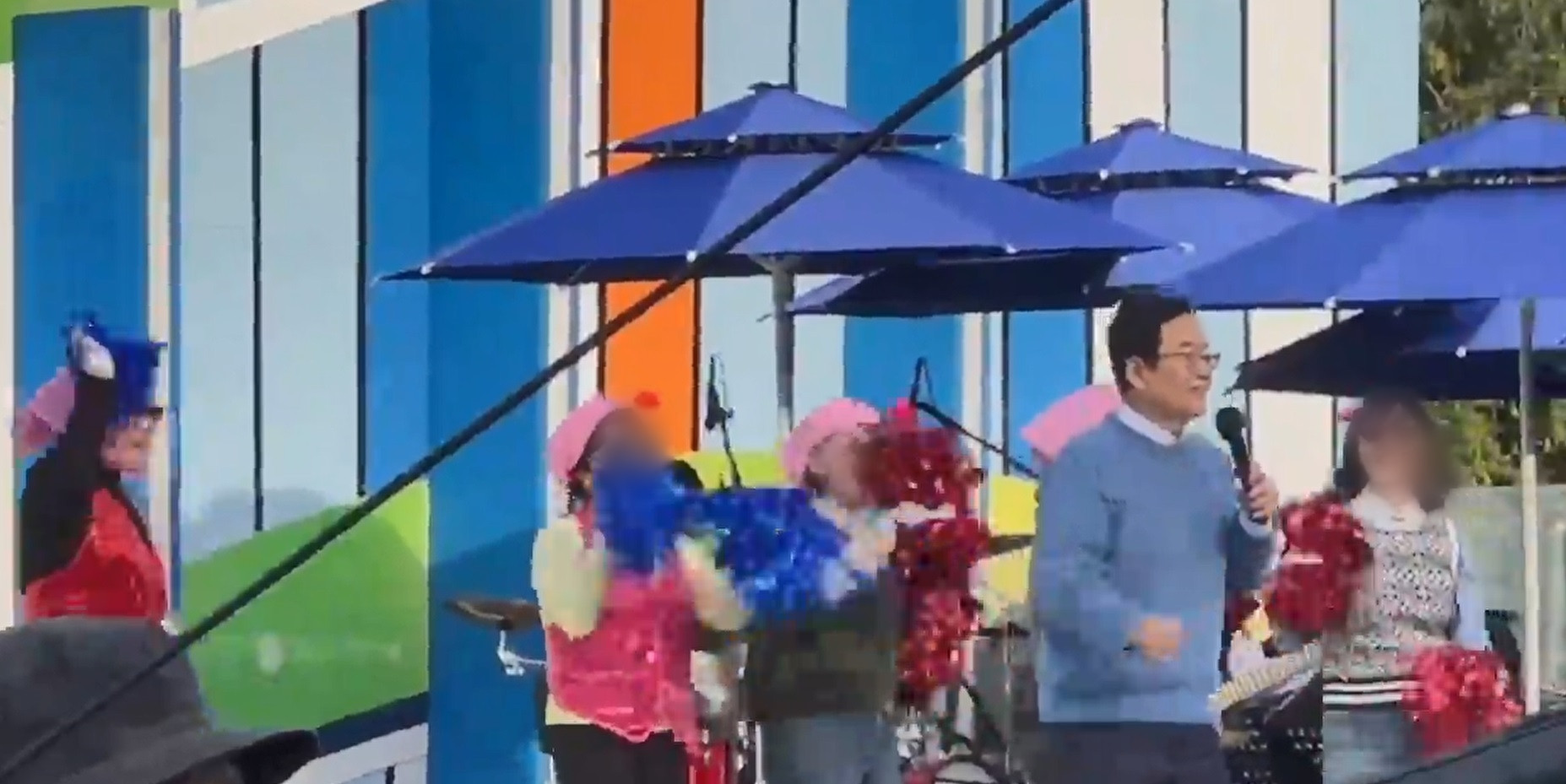 문인 광주 북구청장 노래자랑 무대에 여성 간부 8명 '백댄서' 논란