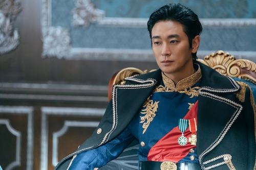 '재혼황후' 주지훈 가슴에 <em class='find'나치</em 훈장?…제작사 "검수 소홀" 사과