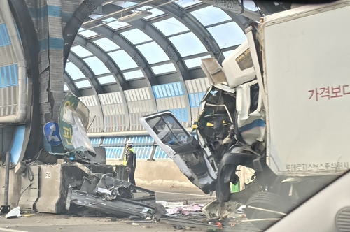 용인서울고속도로서 트럭이 분리대 충격…운전자 사망