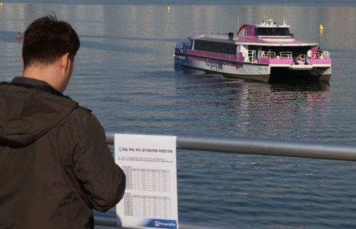 강바닥 걸려 멈춘 사설 카지노버스 인양 연기…"수심 낮아 어려워"