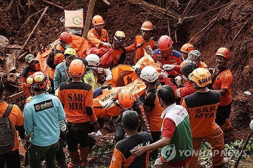 인도네시아 산사태 사망자 11명으로 늘어…12명 실종