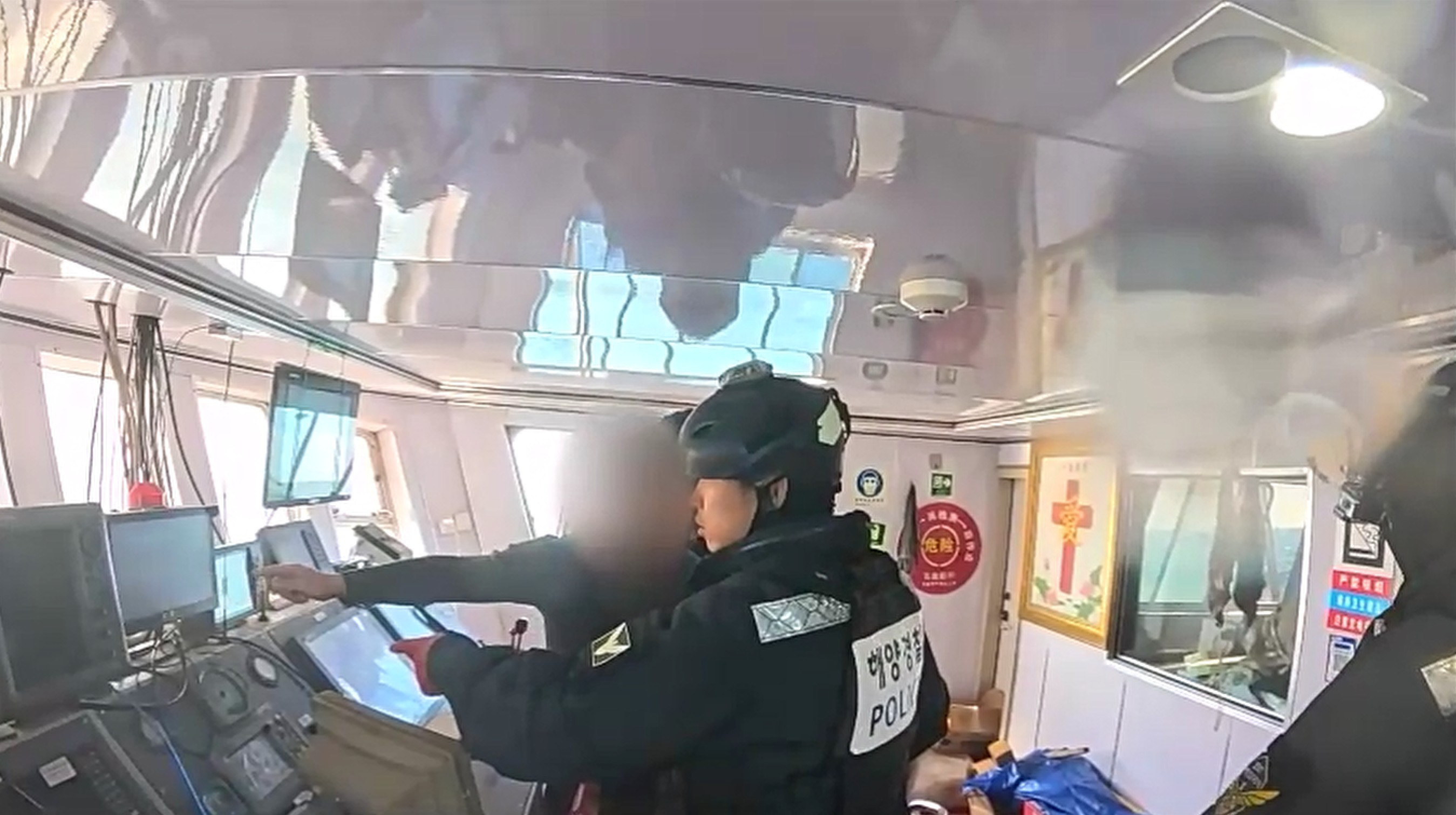 "AIS 끄고 몰래 조업" 중국어선, 마라도 해상서 해경에 나포