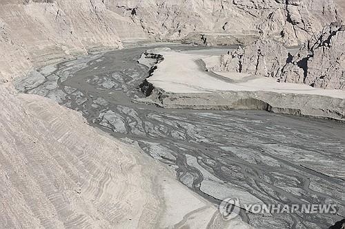 온라인카지노 합법 유니88벳, 최악의 가뭄에 인공강우 시도…모스크에선 '기우제'