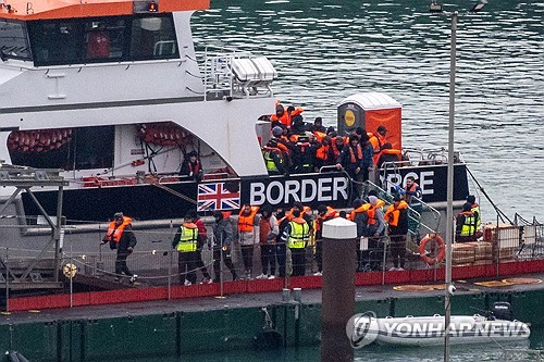 미국 이어 영국도 이민 빗장 강화…영주권 망명후 5→20년