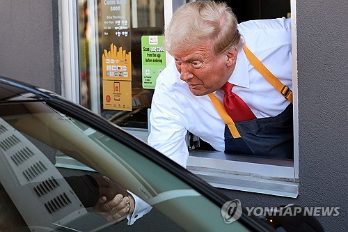 트럼프가 '맥도날드' 점주들 만난 이유는…"지금이 미국 황금기"