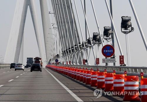 인천대교 갓길에 다시 등장한 드럼통…잇단 투신 사고 여파