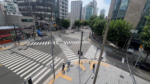 '대각선 횡단보도'로 교통사고 18% 줄어…"확대카지노사이트 추천"