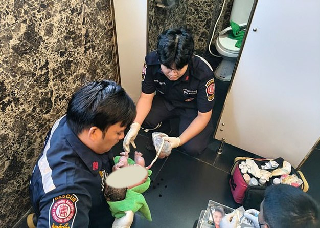 태국서 변기 물탱크에 낀 신생아 발견…청소 직원이 살렸다