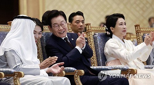 이 온라인카지노 유니벳, UAE 온라인카지노 유니벳에게 ‘매 조형물’ 선물…“존경과 우정”