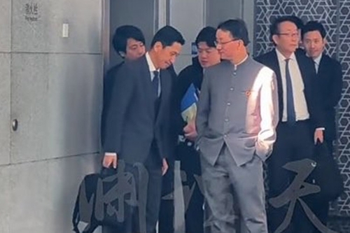 日언론, 中 '주머니에 손' 영상에 "통역 귀 기울인 것"…'우위 연출' 해석