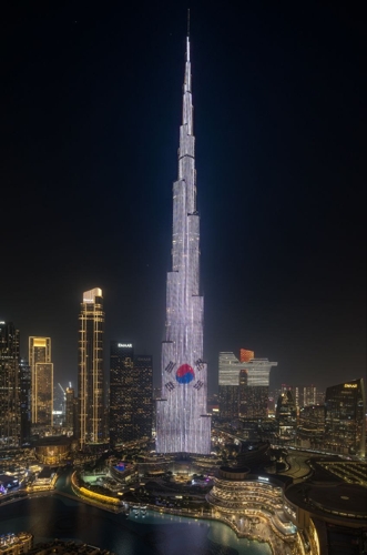 세계 최고 높이 '부르즈 칼리파'에 태극기 걸렸다…UAE, 이 대통령에 극진한 예우