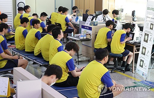 "18세 현역병 지원자도 재검 후 입영 가능"…규정 신설